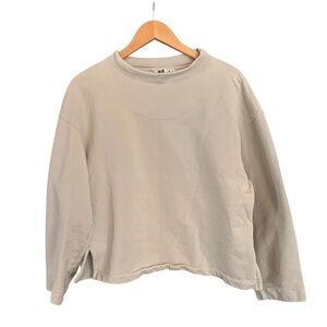 Uniqlo Light Beige Long Sleeve slightly cropped sweatshirt in cream.  Size XS